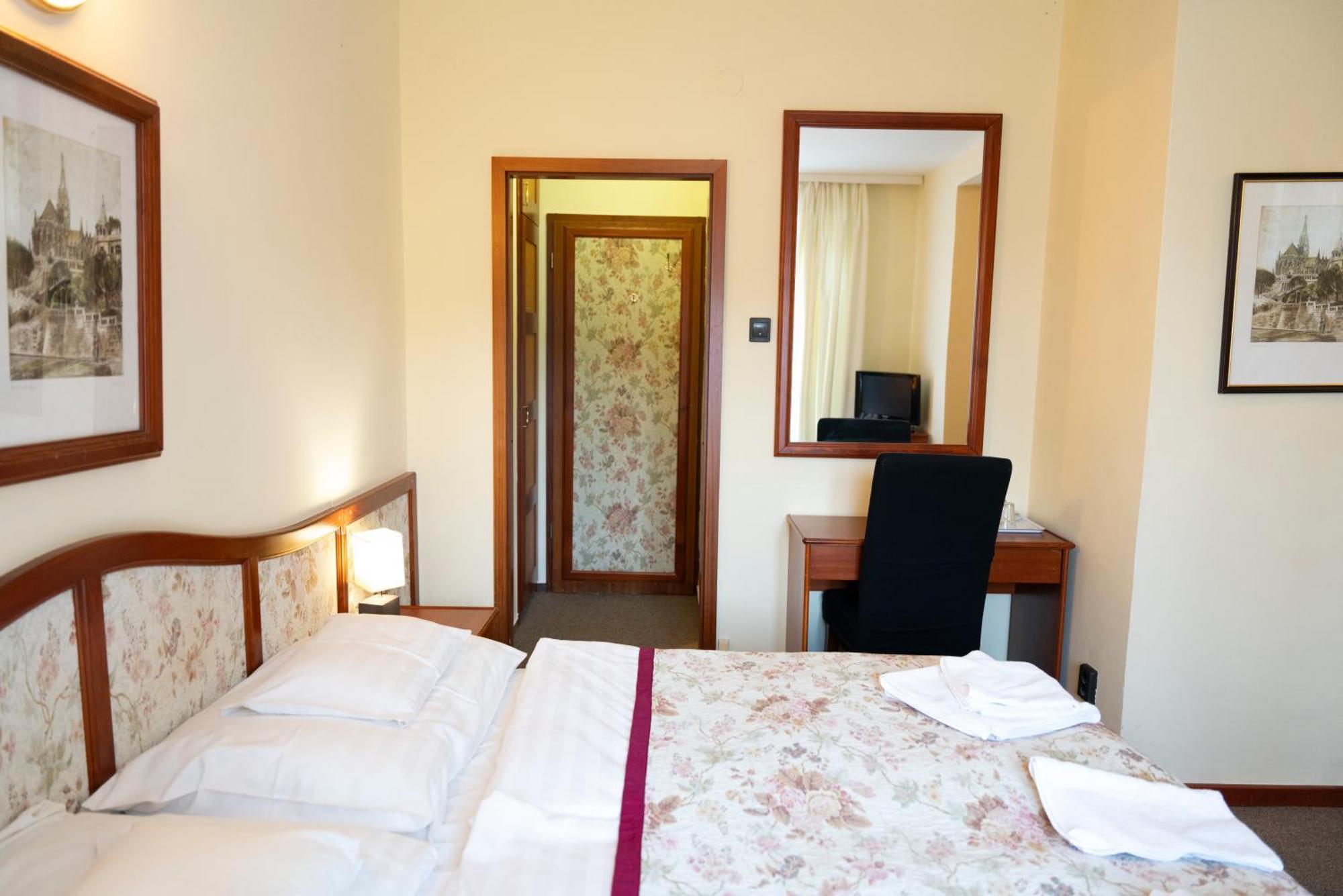 Hotel Bobbio Budapeste Exterior foto